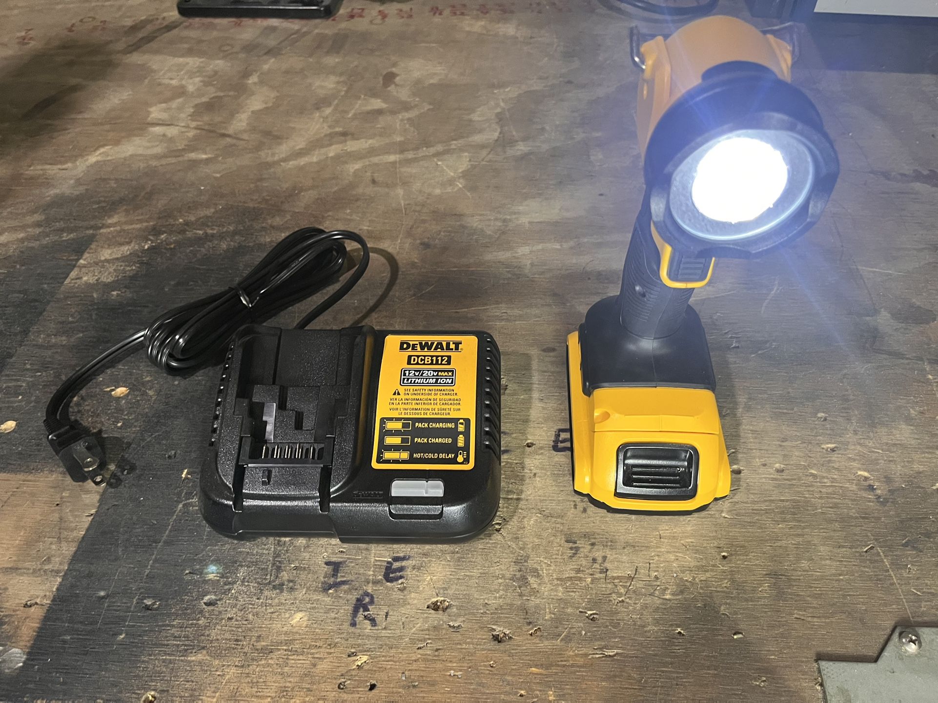 Dewalt 20 V Light Battery And Charger