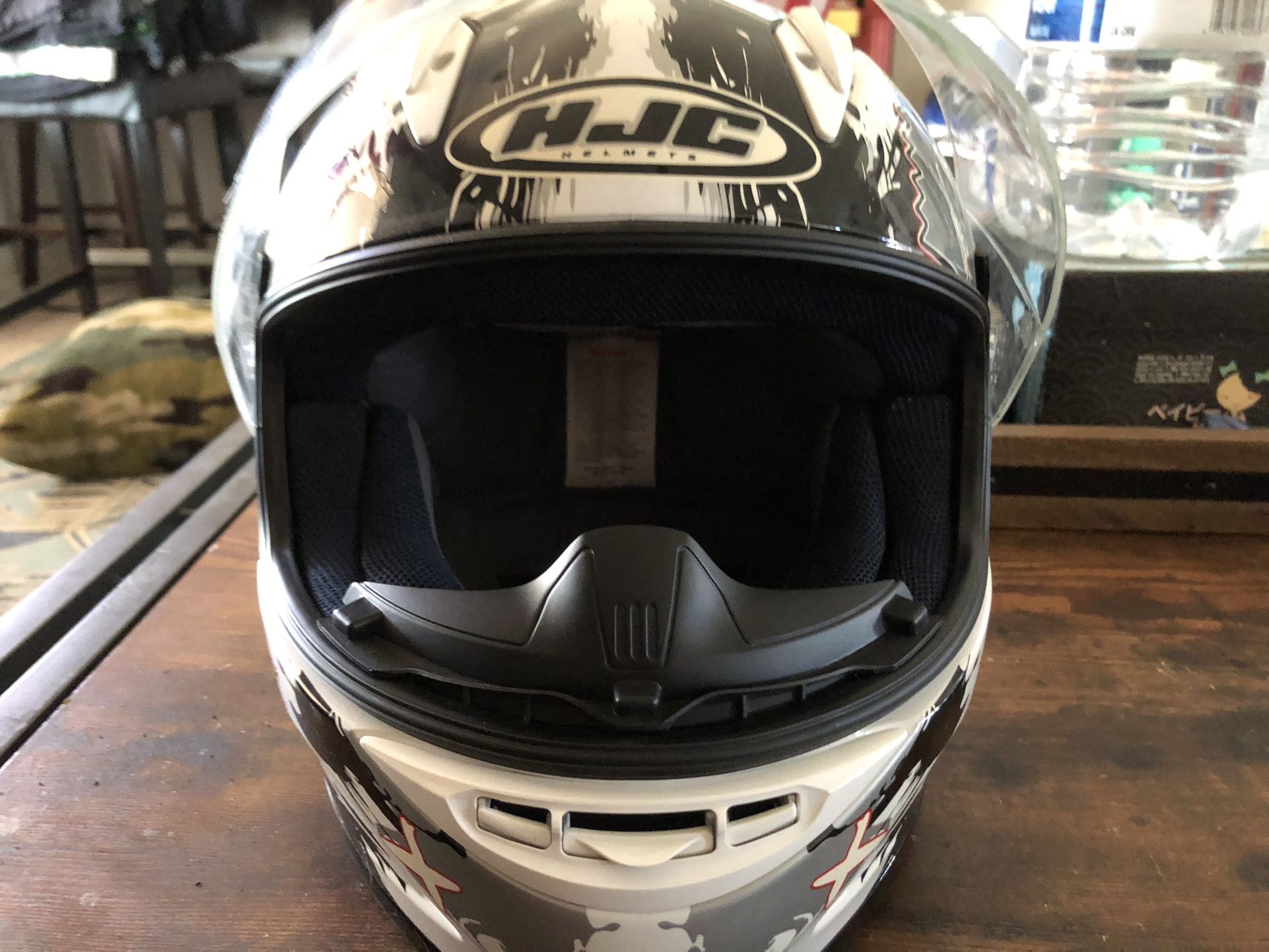 2 Motorcycle helmets, two pairs of gloves veste