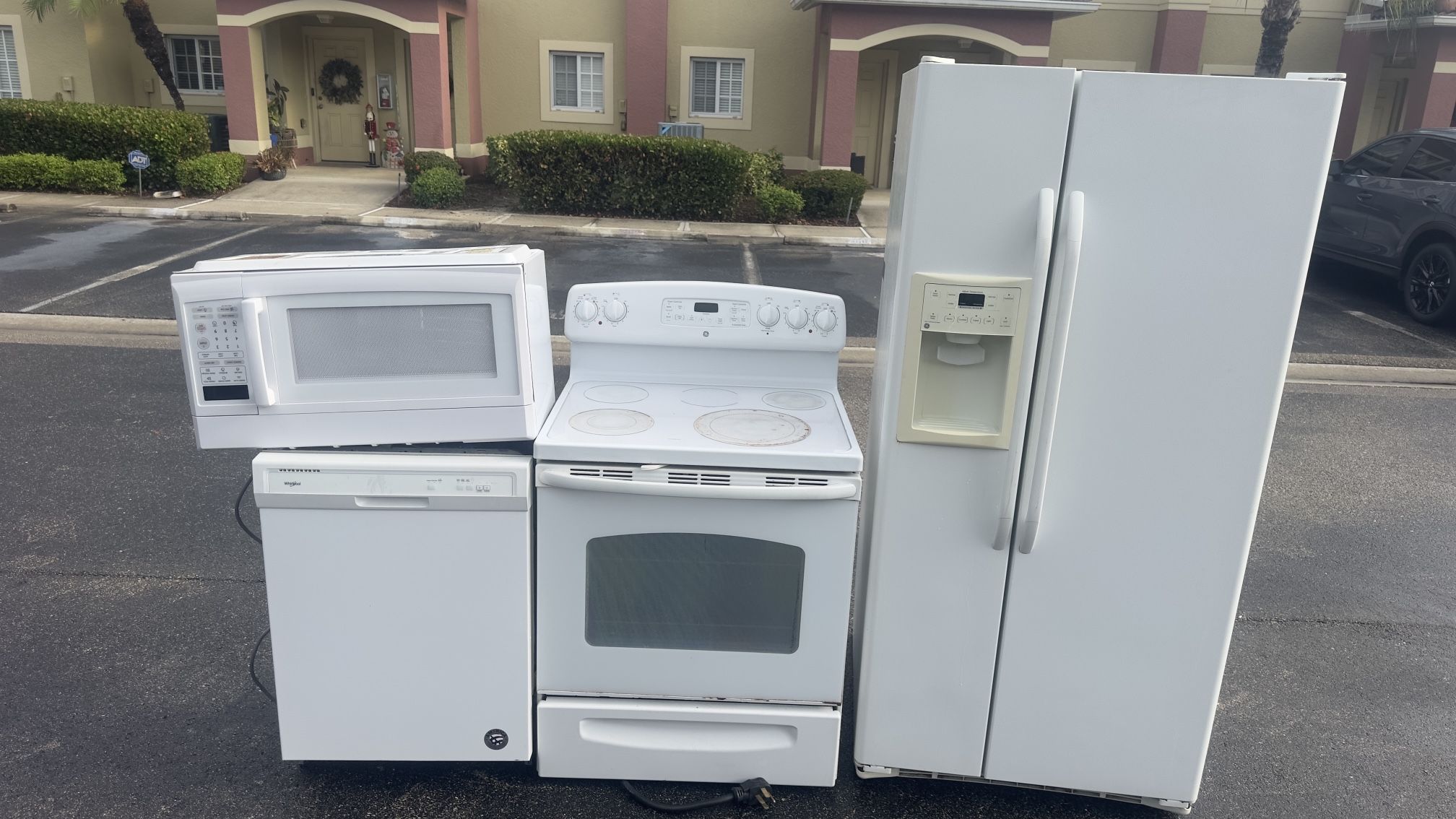 GE Set Of Appliances : Refrigerator, Stove , Diswasher, Microwave 