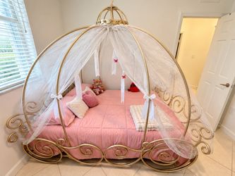 Disney Princess Gold Carriage Bed – Queen Size