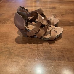 Woman’s leather Reba sandals shipping available