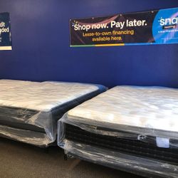 Brand New in plastic king cal king mattresses / Brand New Condition-✬
