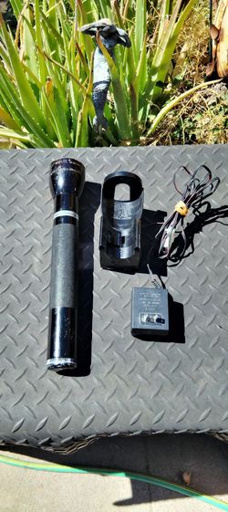 Maglite rechargeable 3 D cell battery flashlight w/charger