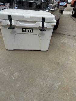 YETI Tundra 35 Hard Cooler White Portable Ice Chest 35 Quart