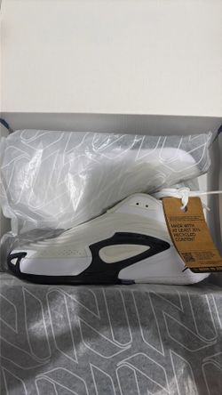 Basketball shoes