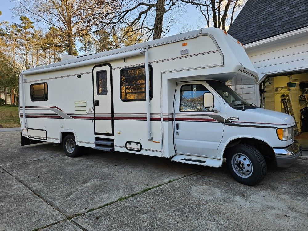 RV CLASS C MOTORHOME - 27ft