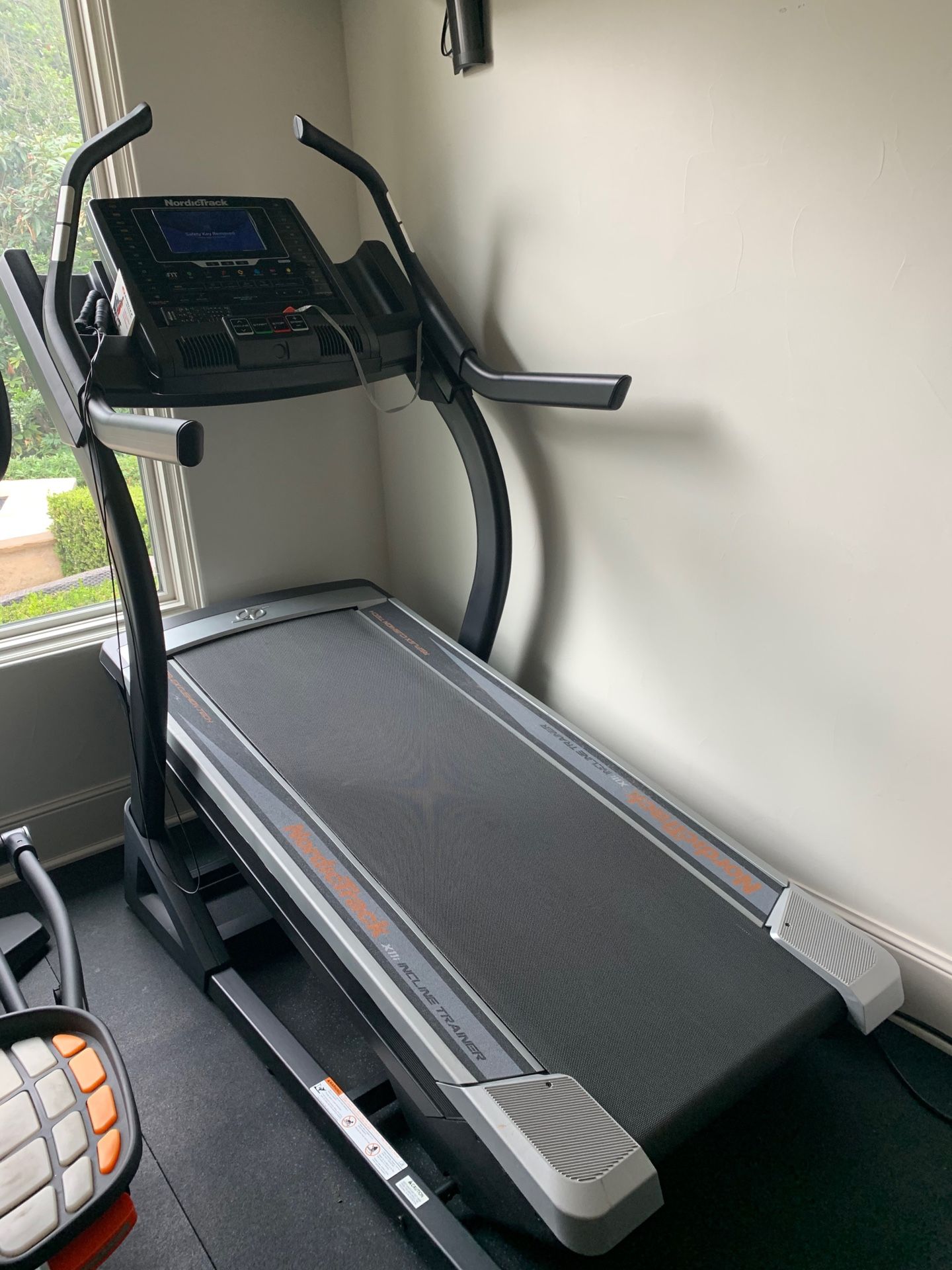 NordicTrack Treadmill (stuck on incline) for Sale in San Antonio, TX