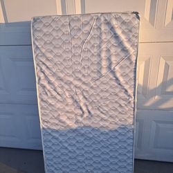 SEALY CRIB MATRESS IN GOOD CONDITION 