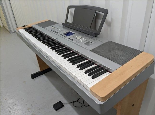 YAMAHA DGX-640 DIGITAL PIANO