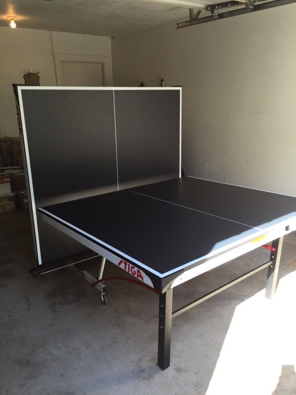 Stiga ST3100 Ping Pong table and paddles