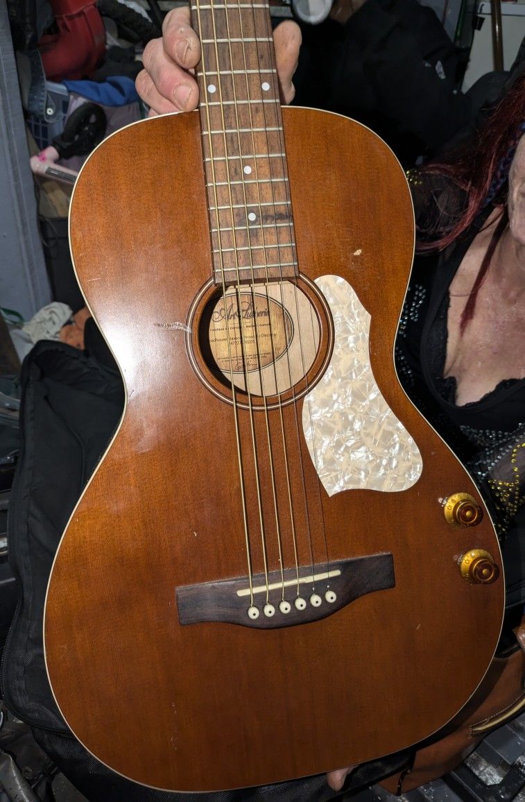 Acoustic Electric Guitar - Art & Lutherie