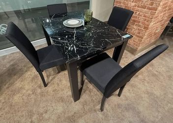 Dining set available, ask for price! 