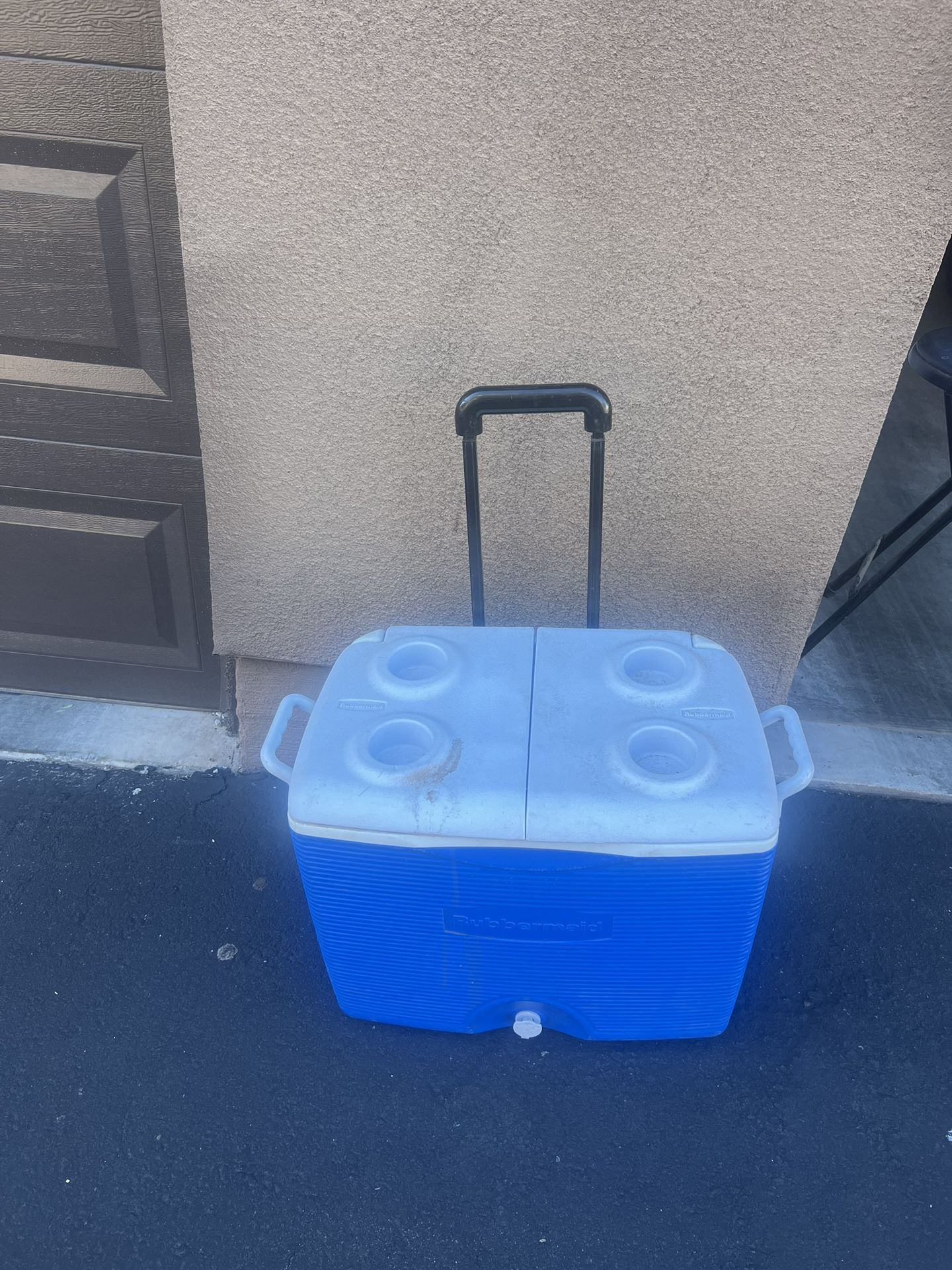 Rubbermaid Blue Cooler With Wheels 