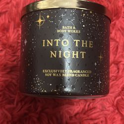 bath and body work candle “ into the night” soy wax smell very good 