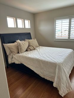 Queen Serta I comfort adjustable bed w/remote.