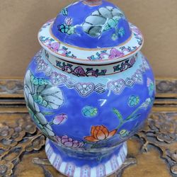 Vintage Chinese 8.5" Ginger Jar porcelain vessel with a Rounded Shape & a Lid. 