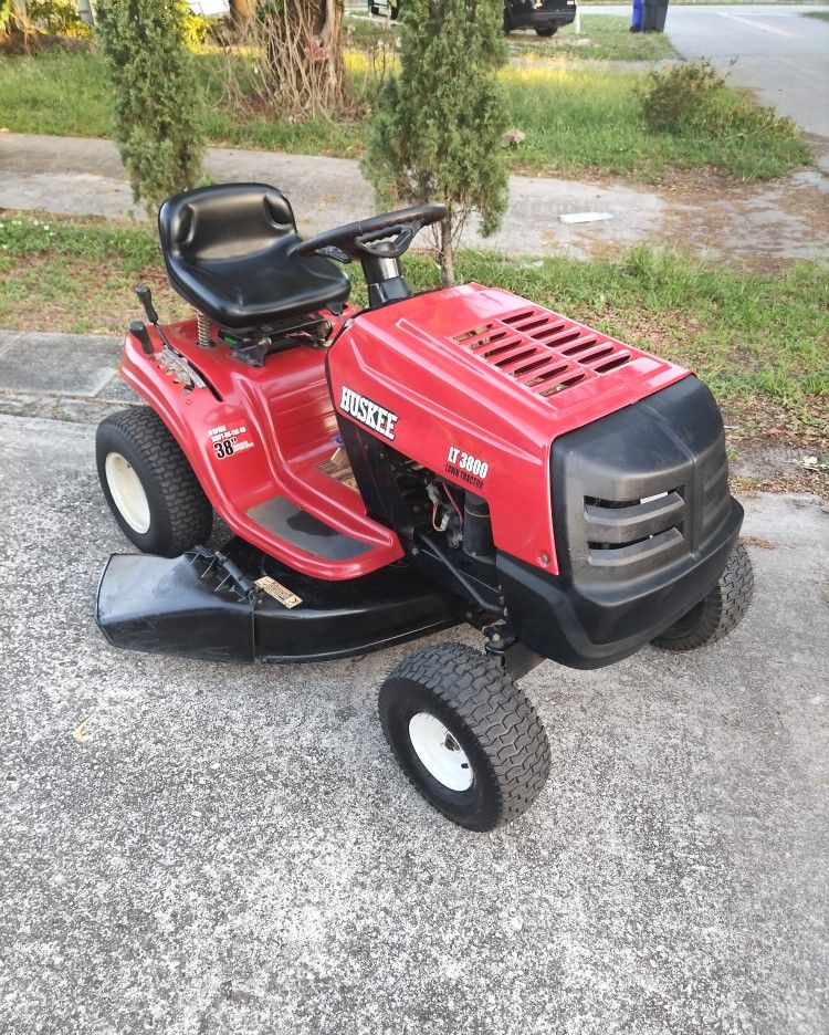 riding Gas Lawn Mower With New Battery And New Blades $850 Firm!!!