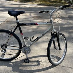 VINTAGE EDDIE BAUER (GIANT) MEN'S 26", 21 SPEED BIKE