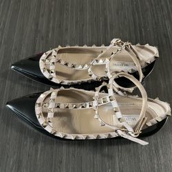 Use Valentino Garavani Rock stud Size 37 1/2. Color Black