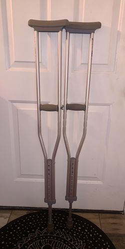 Crutches - 5’2 - 5’10 height $15