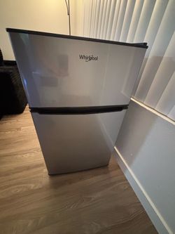 Whirlpool mini refrigerator fridge