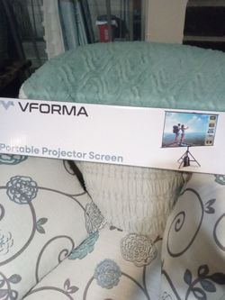 Portable projector screen