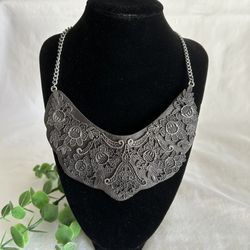 🩶Leather & Metallic Lace Statement Necklace 