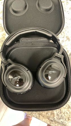 Noise cancelling headphones