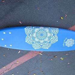 Barely used Snapdragon Surfboard, 6 feet