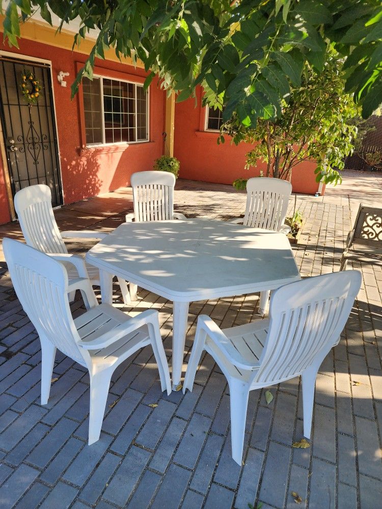 Plastic Table,, Mesa de Plástico 