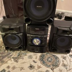 Sony Cd Player And Three Speakers