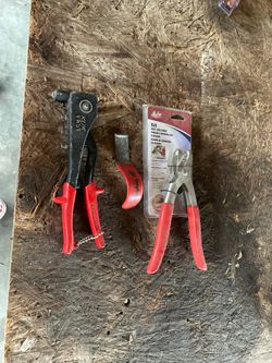Hang on rivet ,snap lock punch, siding replacement tool