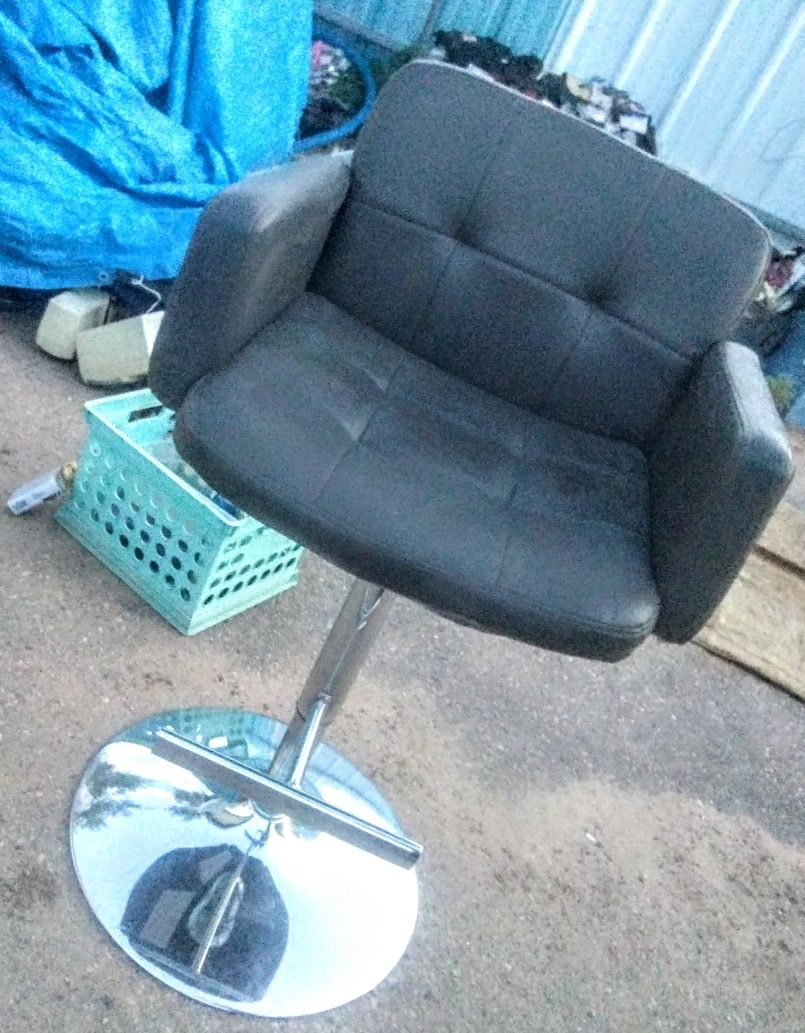 Very Nice Grey And Chrome Hydrolic Parlor Chair