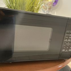 Black Microwave – Clean & Works Perfectly