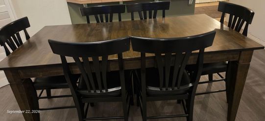 Dining table/ 6 chairs and matching sidetable