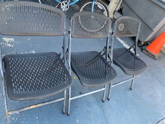 3 Sillas de plactico de Buena calidad se doblan para guardar