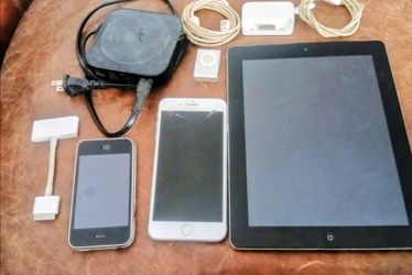 Lot of APPLE PRODUCTS IPAD IPHONES IPOD APPLE TV CORDS CHARGERS