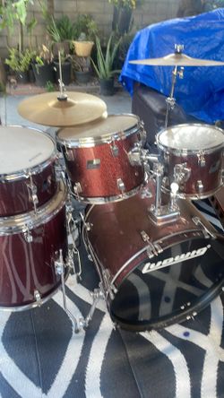 Complete 5 piece drum set