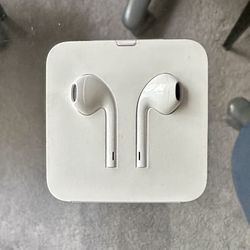 New Apple Wired EarPods Headphones Lightning Connector