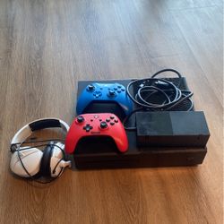 Xbox One - 2 Controllers - Turtle Beach Headset