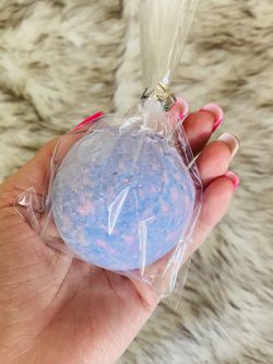 Gender reveal bath bomb