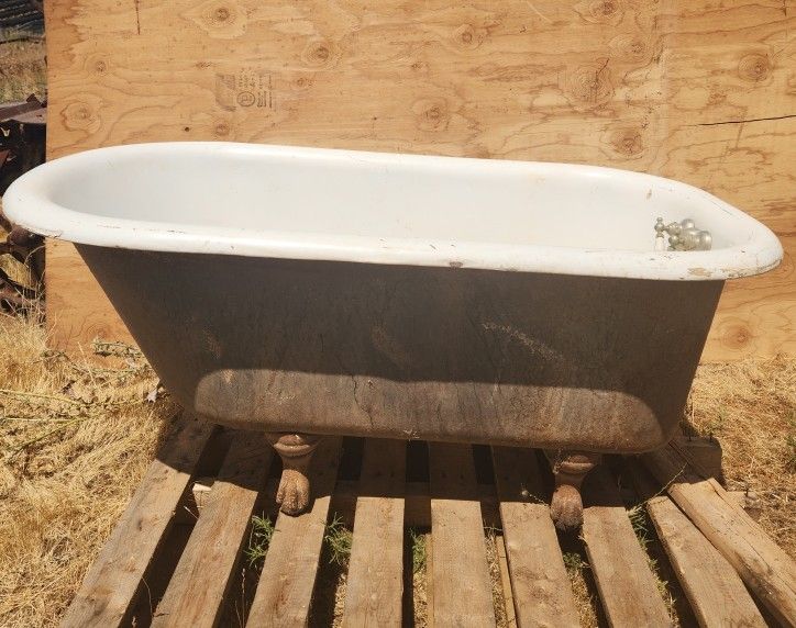 Antique CLAW FOOT TUB 4.5 FEET