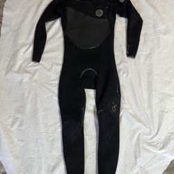3 Men’s Wetsuits