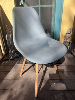 Modern Shell Chair with Wood Legs