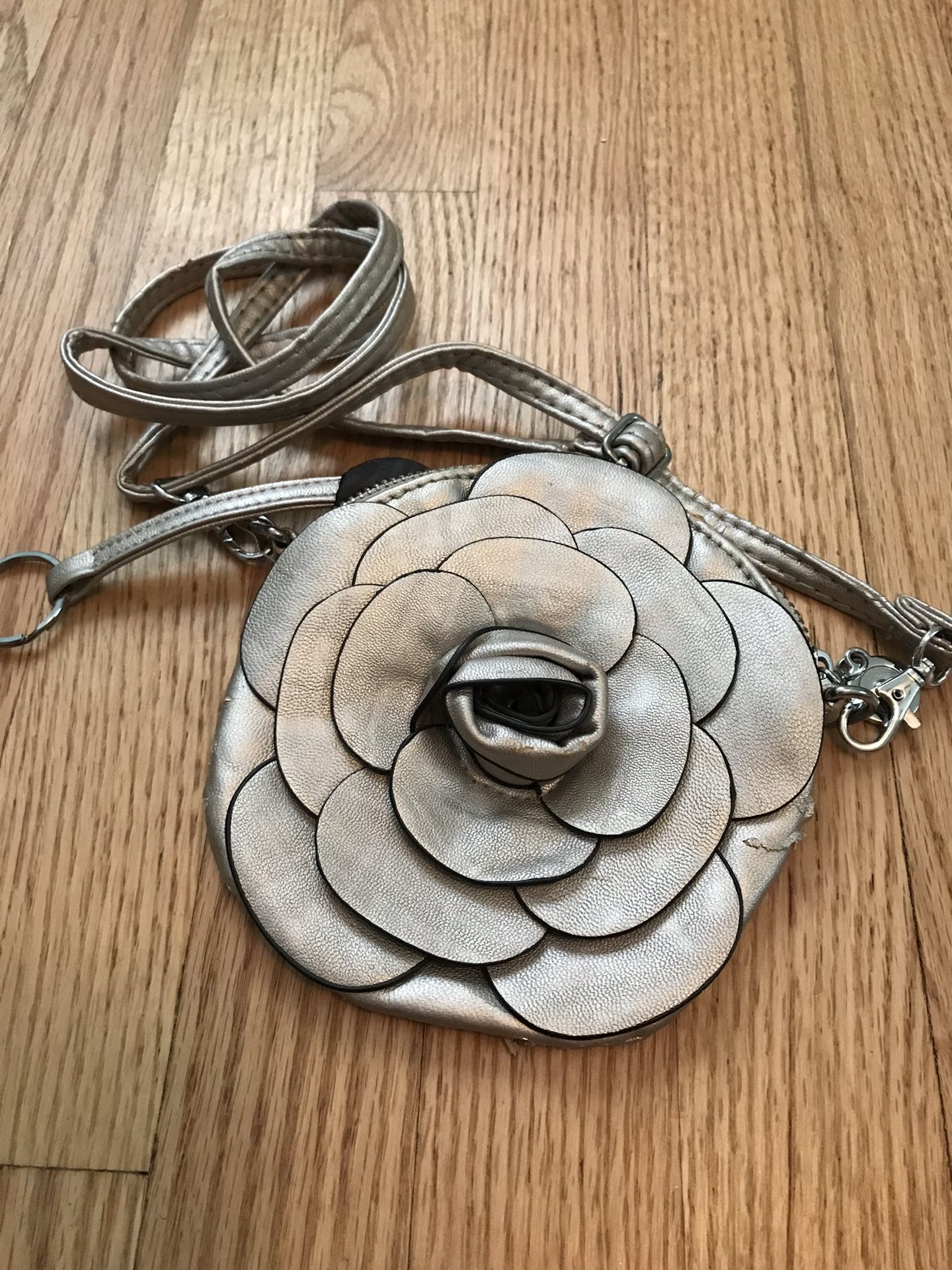 Small rose crossover purse, pretty!