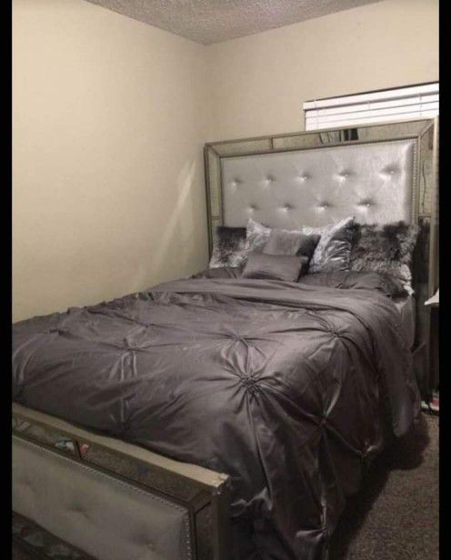 Bedroom set queen bed and dresser