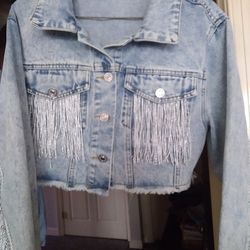 WOMAN'S. CROPED JEAN JACKET WITH SILVER FRINGE. FRONT BACK & SLEAVES. SIZE.  MEDIUM 