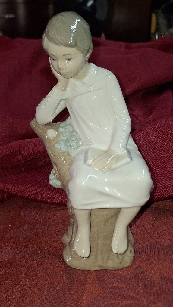 Lladro # 4876 "THINKER LITTLE BOY" Boy on Tree Reading Porcelain Made In Spain L11F303