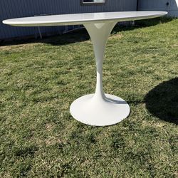 Mid-Century Modern Tulip Style Oval Dining Table – White