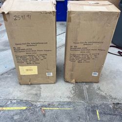 2 cajas de 72 piezas de ganchos para ropa at $25 la caja 